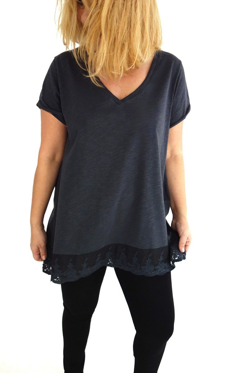 T-Shirt με V Δαντέλα κάτω T-Shirt με V Δαντέλα κάτω